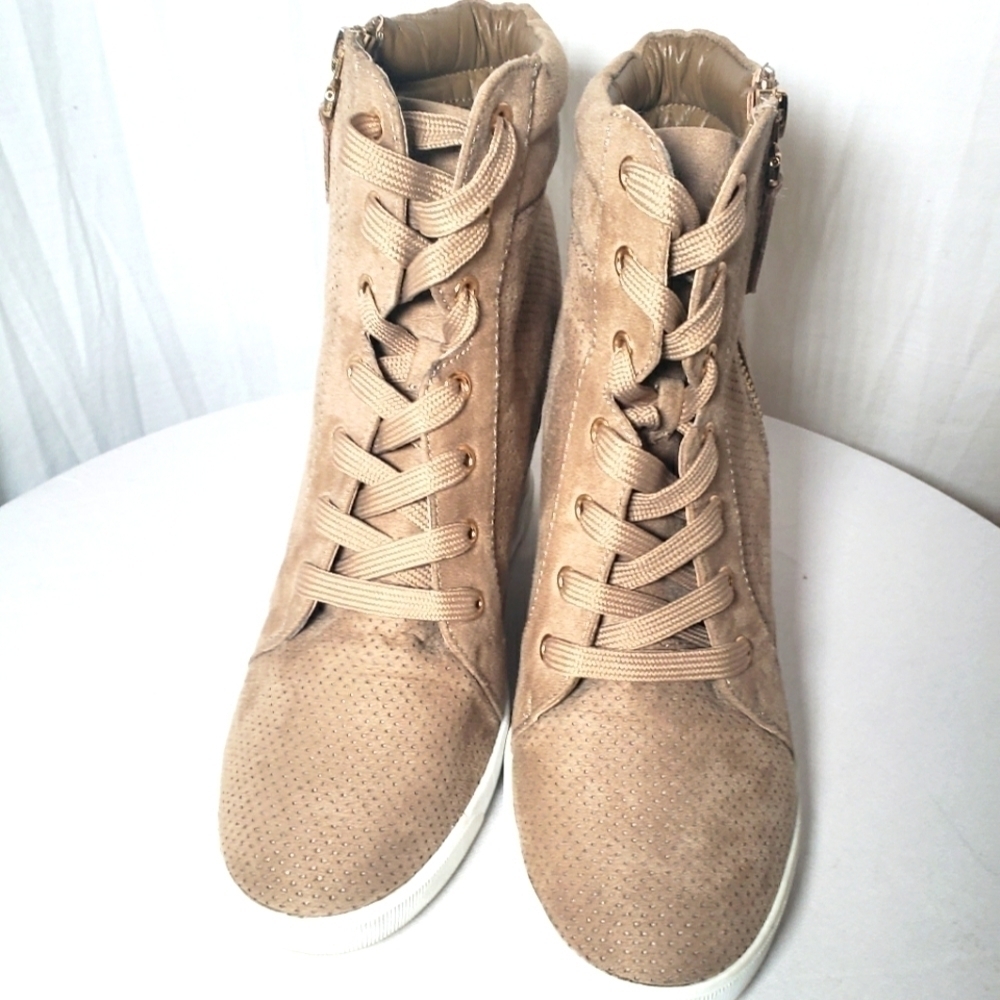 Shoe Dazzle Talisa Tan Wedge Heel Fuax Suede Shoe Sz 7.5